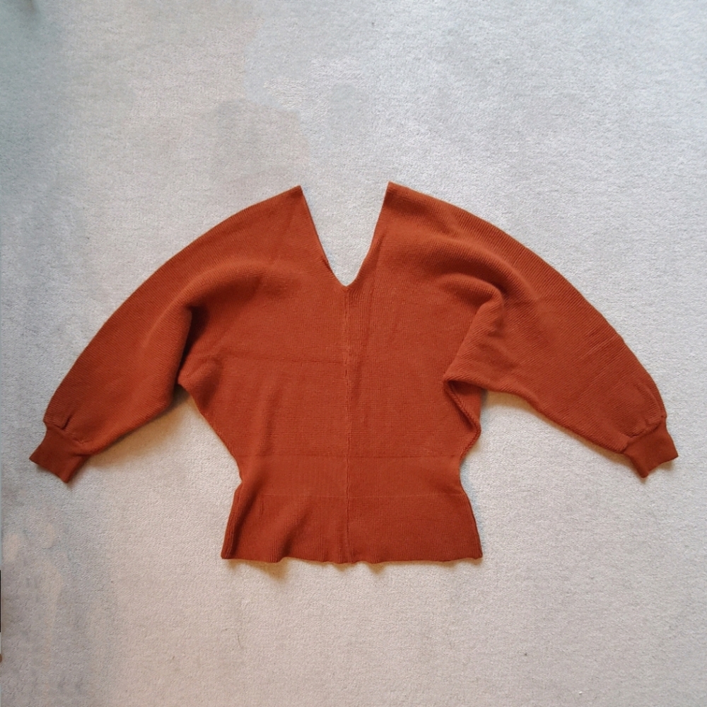 COZY V-NECK CROPPED SWEATER